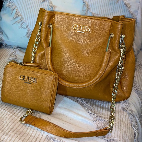 GREAT CONDITION TAN GUESS BAG - Picture 1 of 6